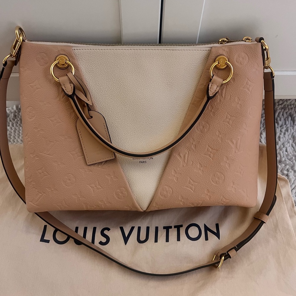 Louis Vuitton V tote MM